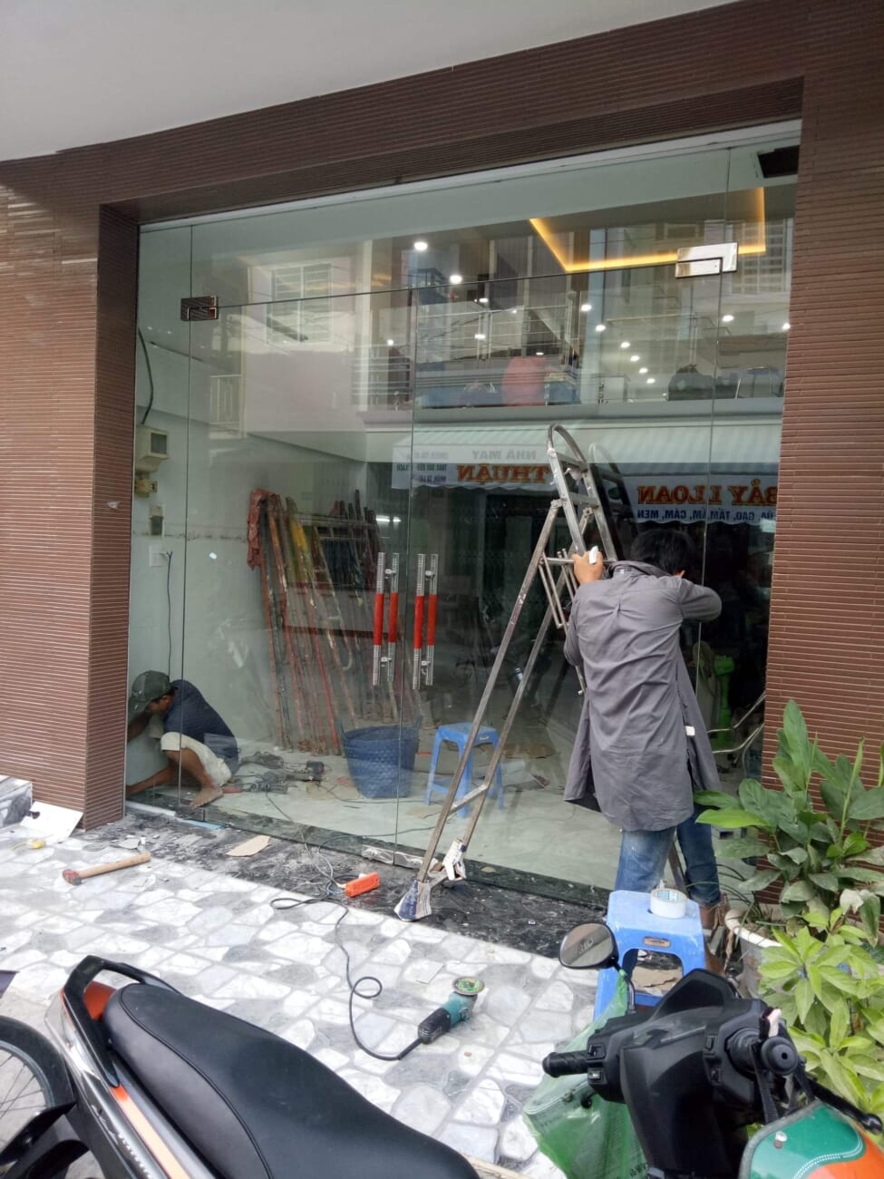 Cửa kính cường lực bản lề kẹp do công ty Toàn Hưng Cần Thơ thi công