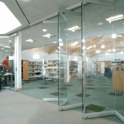 Cửa Kính Cường Lực Mở Xếp Trượt Tại Siêu Thị