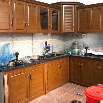 ảnh thi công thực tế tủ bếp nhôm omega cho khách tại Hậu Giang