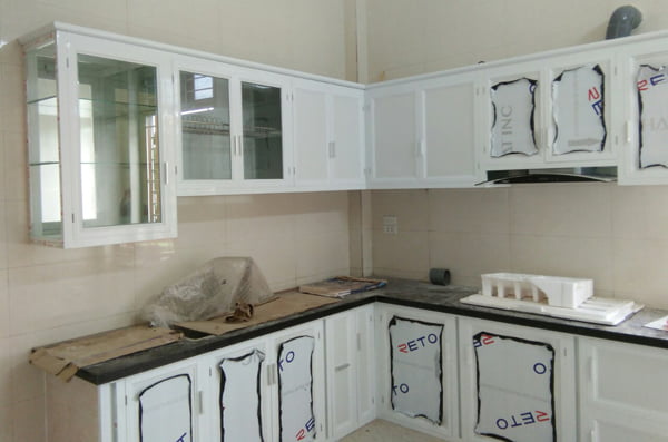 TỦ BẾP NHÔM TRẮNG SƠN TĨNH ĐIỆN TOÀN HƯNG CẦN THƠ