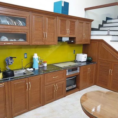 ảnh thi công thực tế tủ bếp nhôm omega cho khách tại Vĩnh Long