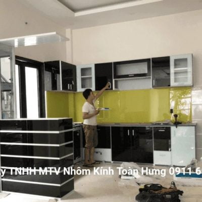 TỦ BẾP NHÔM ỐP KÍNH MÀU