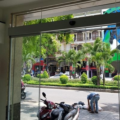 ảNH THI CÔNG THỰC TẾ CỬA KÍNH TỰ ĐỘNG KYK CHO KHÁCH TẠI TP CẦN THƠ
