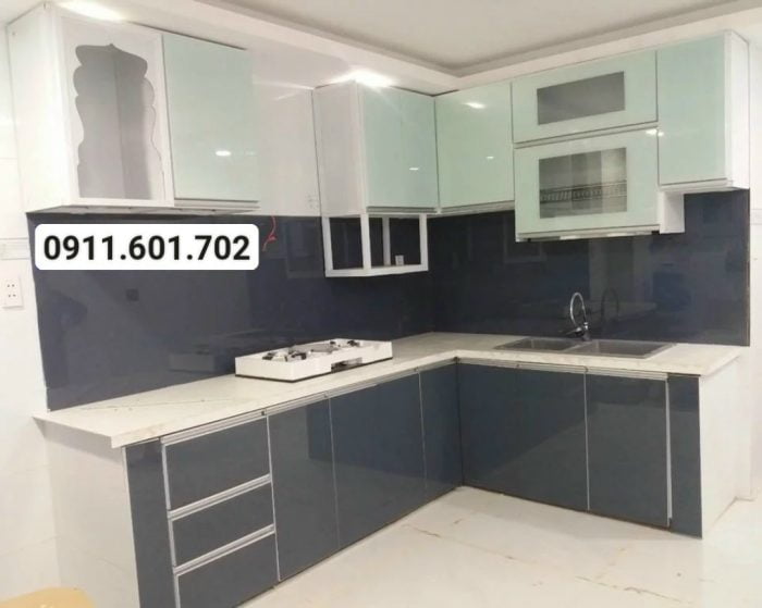 Tủ bếp nhôm cánh kính màu xanh cường lực