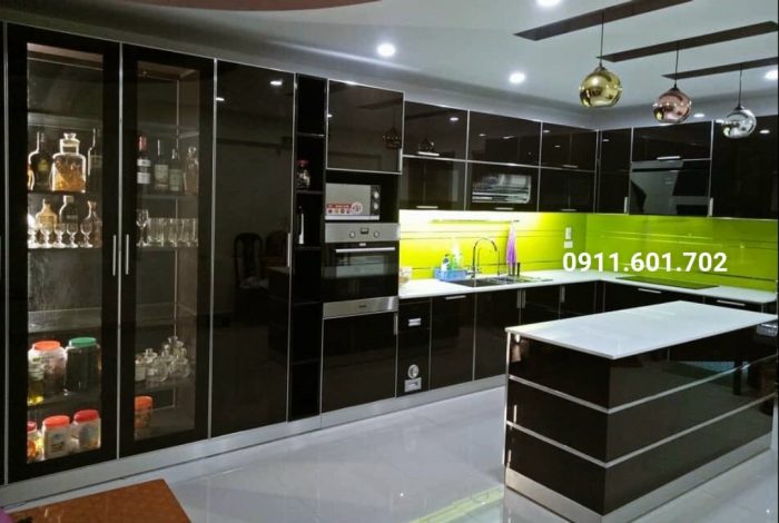 Tủ bếp nhôm cánh kính màu đen cường lực