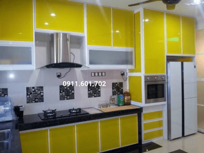 Tủ bếp nhôm cánh kính màu vàng cường lực