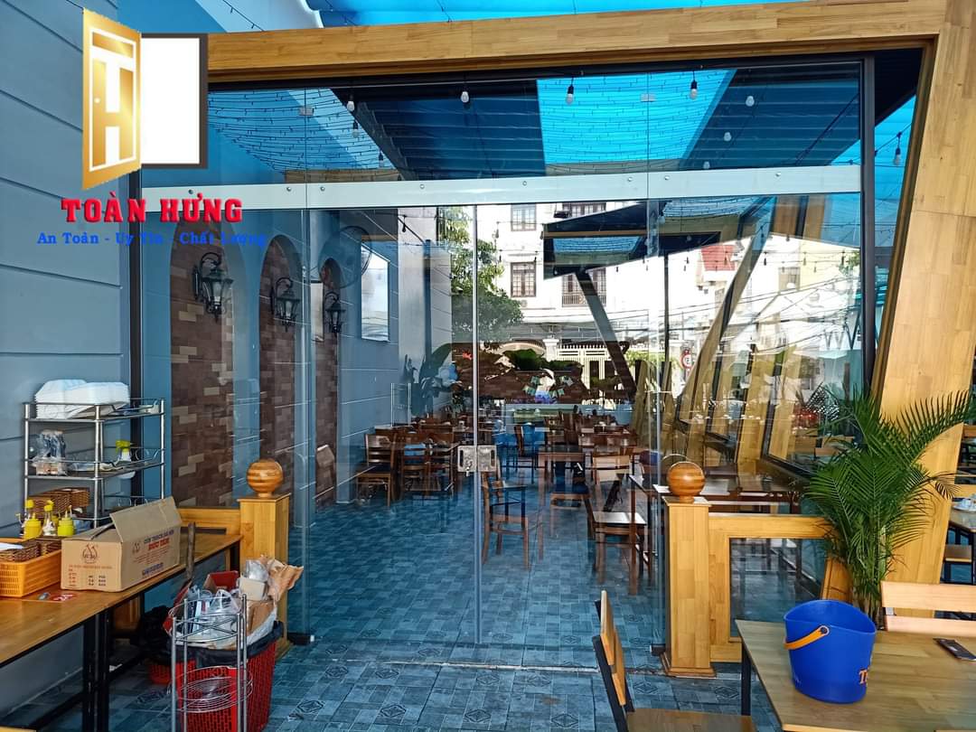 Toàn Hưng thi công vách kính cường lực cho khách