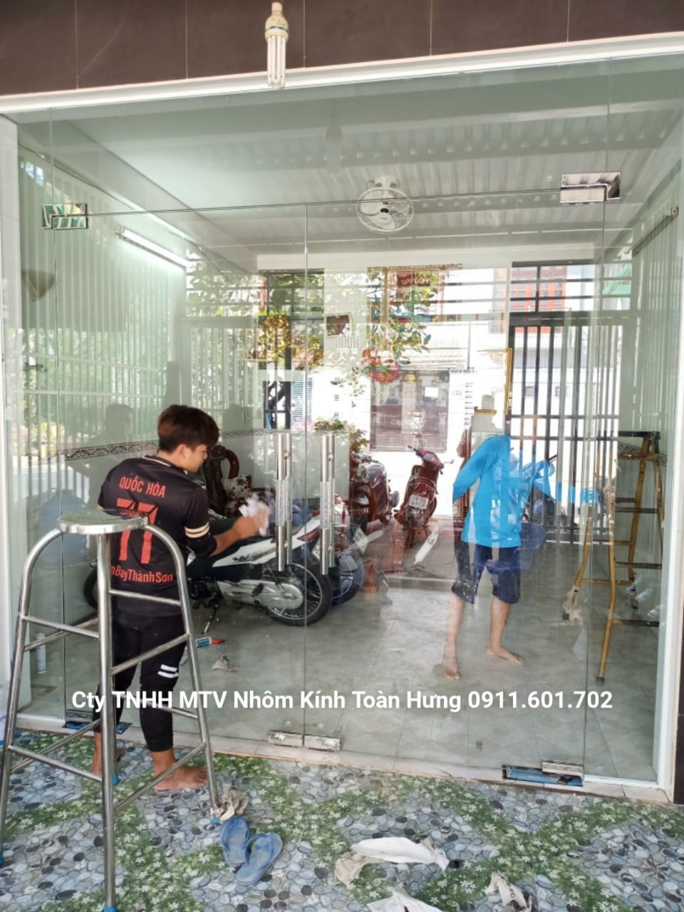 Toàn Hưng thi công cửa kính cường lực cho khách