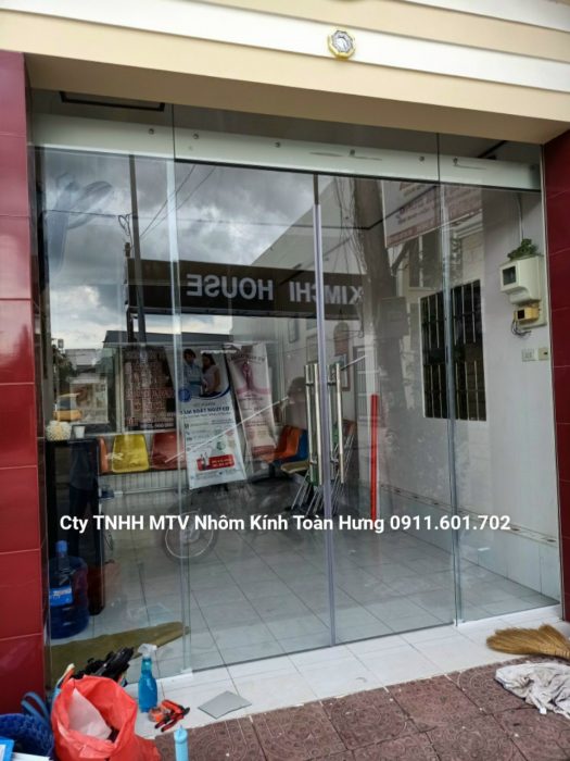 Toàn Hưng thi công cửa kính cường lực trượt cơ siêu nhẹ cho khách