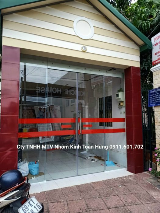 Toàn Hưng thi công cửa kính cường lực trượt cơ siêu nhẹ cho khách
