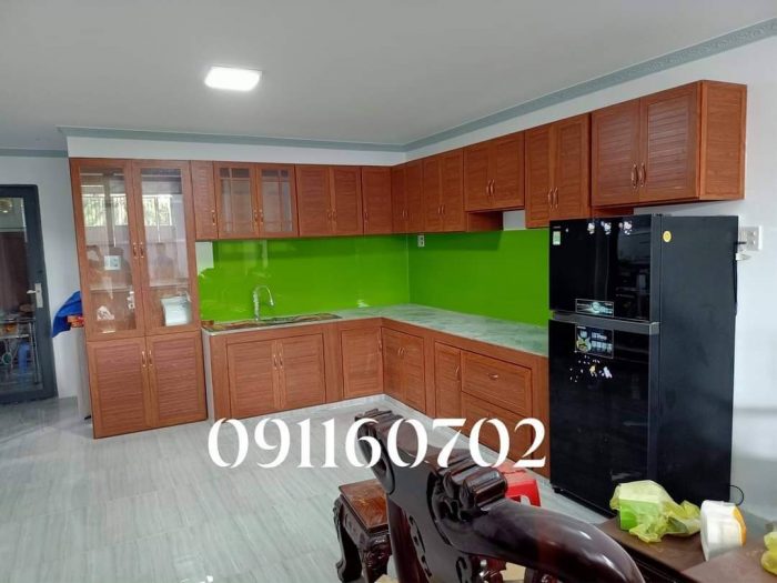 Kính màu ốp bếp