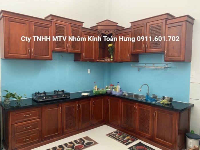 Kính màu ốp bếp cho khách