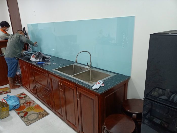 Kính màu ốp bếp