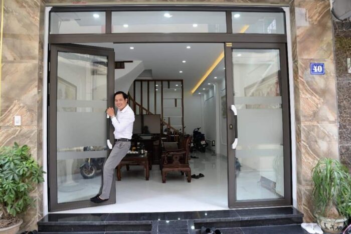 Cửa nhôm trượt quay màu xám