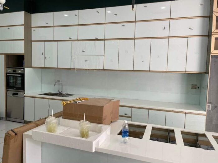 Cánh kính tủ bếp hiện đại thanh nhôm Luxury, kính sơn đen