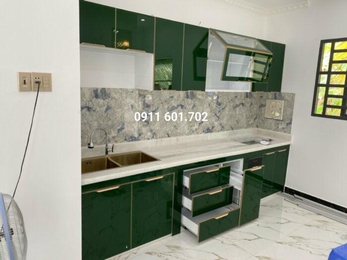 Tủ bếp hợp kim nhôm cao cấp sang trọng Toàn Hưng thi công