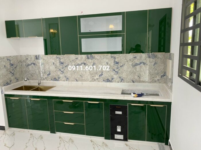Tủ bếp hợp kim nhôm cao cấp sang trọng Toàn Hưng thi công