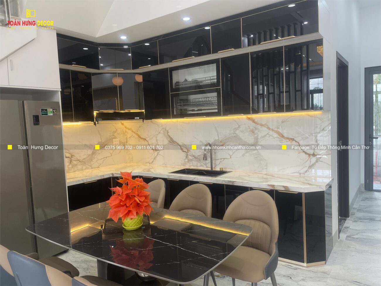 Tủ bếp thùng gỗ cánh nhôm kính